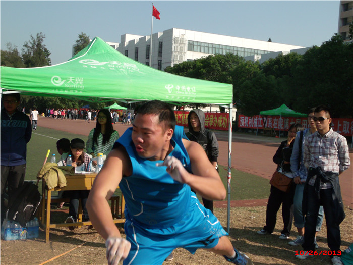 薛达强获男子学生乙组铅球决赛第一名 苏伟拍摄 信息工程系.jpg